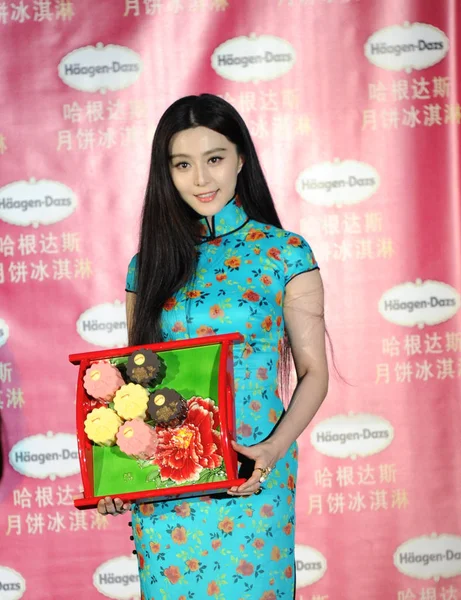 Çinli Oyuncu Fan Bingbing Giyinmiş Bir Geleneksel Çin Qipao Pozlar — Stok fotoğraf