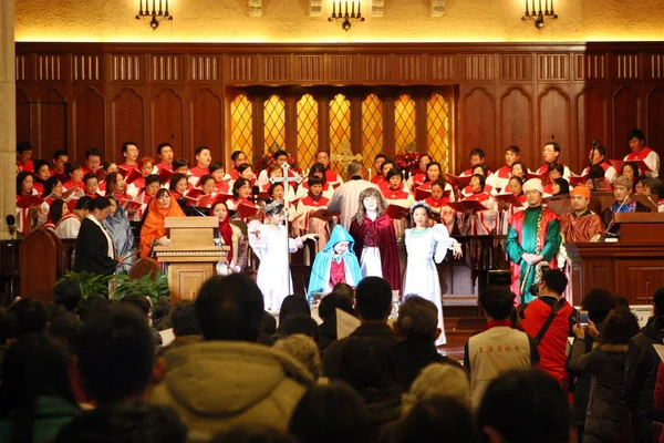 Sbor Provádí Během Vánočního Bohoslužby Moorově Pamětním Kostele Šanghaji Číně — Stock fotografie