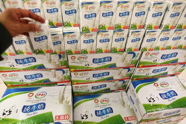 Ένας Αγοραστής Αγοράζει Γάλα Από Την Yili Ένα Σούπερ Μάρκετ — Φωτογραφία Αρχείου