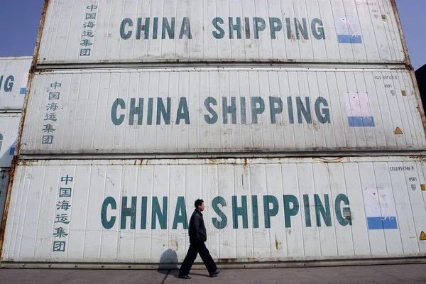 Homem Passa Por Recipientes China Shipping Group Xangai China Março — Fotografia de Stock