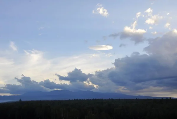 2012年8月27日 在中国东北吉林省延边朝鲜族自治州 可以看到一朵乌福形状的云在天空中移动 — 图库照片