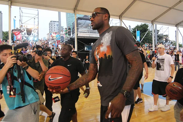Nba Star Miami Heat Lebron James Holds Ball His China — Stock Photo, Image