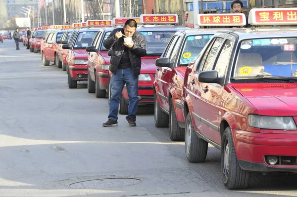 Taxista Come Comida Empacada Junto Una Larga Cola Taxis Para — Foto de Stock