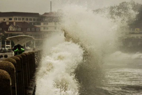 Enorma Vågor Som Orsakats Typhoon Bolaven Drabbade Havet Muren Yantai — Stockfoto