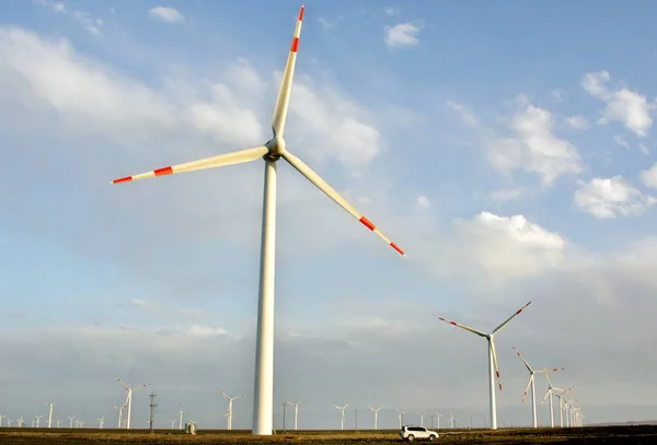 Une Voiture Patrouille Devant Des Éoliennes Tourbillonnant Pour Produire Électricité — Photo