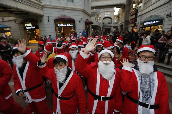 Junge Chinesische Studenten Weihnachtsmannkostümen Ziehen Durch Ein Einkaufszentrum Weihnachten Der — Stockfoto