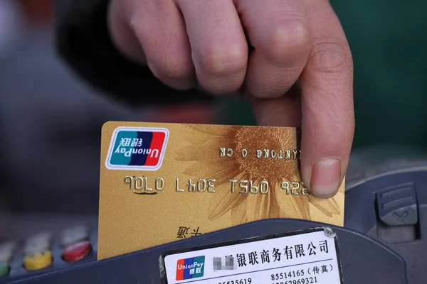 File Een Klerk Veegt Een Creditcard Ondersteund Door China Unionpay — Stockfoto