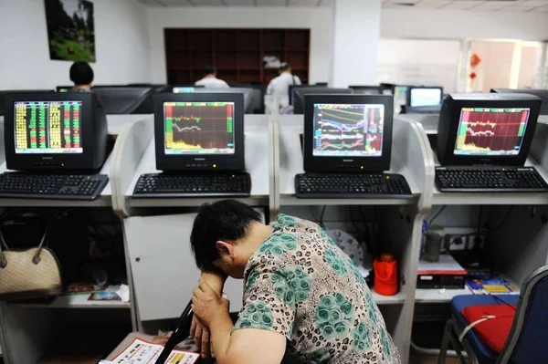 Chiński Inwestor Spoczywa Przed Wyświetlacze Komputerowe Wykazujące Ceny Akcji Indeksów — Zdjęcie stockowe