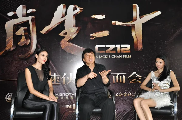 Hong Kong Kungfu Superster Jackie Chan Centreren Spreekt Naast Chinese — Stockfoto