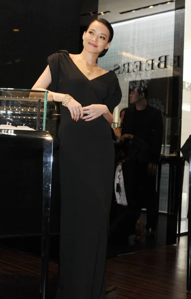 2012年8月30日 台湾女星舒琪在中国上海一家德比尔斯珠宝店的开幕式上摆姿势 — 图库照片
