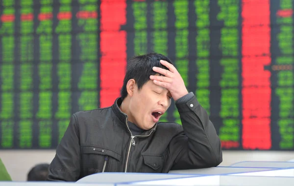 Chinese Investor Yawns Looks Prices Shares Red Price Rising Green — Stock Photo, Image