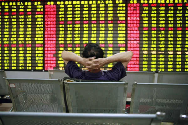 中国の投資家は Huaibei 東中国安徽州 の株式仲買家で株式の価格を見て 価格上昇のための赤 価格下落のためにグリーン 8月27日2012 — ストック写真