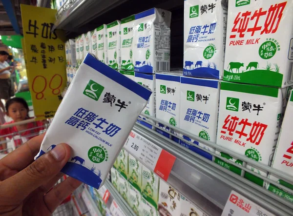 Κινέζικο Κατάστημα Πελατών Για Γάλα Mengniu Ένα Σούπερ Μάρκετ Στην — Φωτογραφία Αρχείου