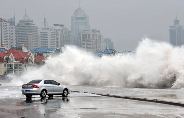 Waves Caused Typhoon Bolaven Flood Car Qingdao City East Chinas — Stock Photo, Image