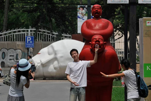 File Turistas Toman Fotos Con Una Escultura Zona Arte Beijing — Foto de Stock