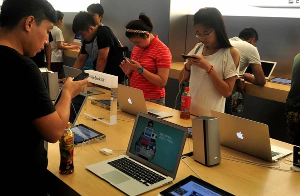 Πελάτες Δοκιμάσουν Smartphone Iphone Και Άλλα Προϊόντα Ένα Apple Store — Φωτογραφία Αρχείου