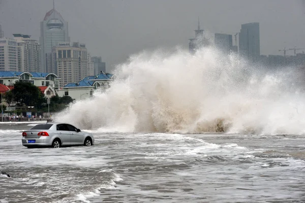 2012年8月28日 中国东部山东省青岛市 一辆汽车被泰蓬 博拉文的巨浪冲走 — 图库照片