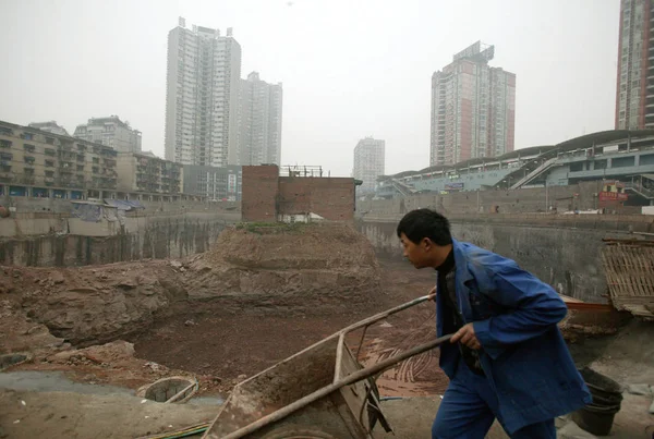 Trabajador Construcción Chino Camina Sitio Construcción Como Una Casa Pie — Foto de Stock