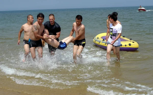 Australisk Räddar Drunkna Man Med Hjälp Tourtists Vid Havet Yantai — Stockfoto