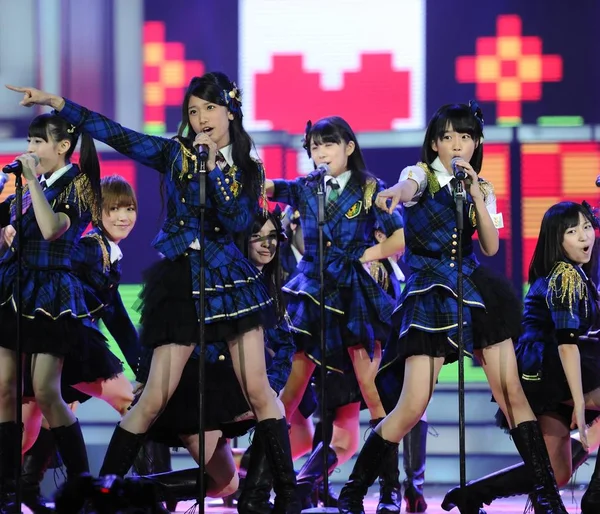 Członkowie Grupy Japonka Akb48 Wykonywać Podczas Cctv Mtv Music Awards — Zdjęcie stockowe