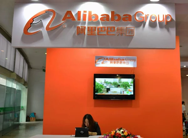 Ένας Κινέζος Εργαζόμενος Εργάζεται Στο Εδώλιο Του Ομίλου Alibaba Μια — Φωτογραφία Αρχείου