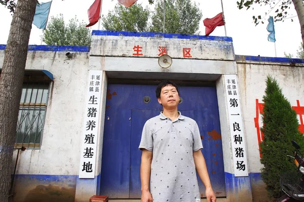 Kínai Sertés Gazda Qin Jinzhou Jelent Előtt Sertéstartó Gazdaság Yanjin — Stock Fotó