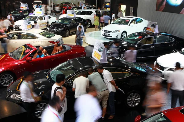 中国人観光客は 2012年9月6日 海南省海口市で行われた自動車ショーでレクサス車を見る — ストック写真