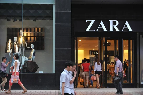 Gli Acquirenti Cinesi Passano Davanti Negozio Zara Shenyang Capitale Della — Foto Stock