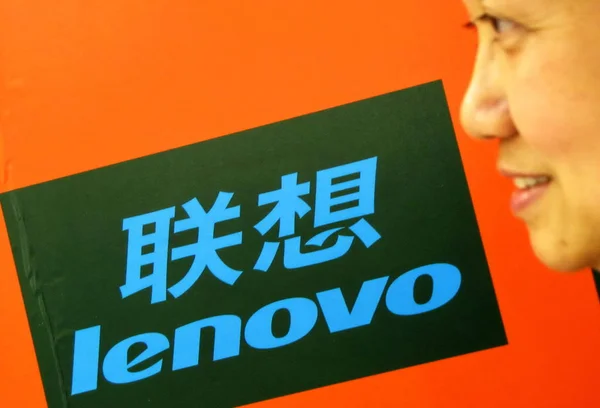 Pedestre Passa Por Anúncio Para Lenovo Xangai Abril 2012 — Fotografia de Stock