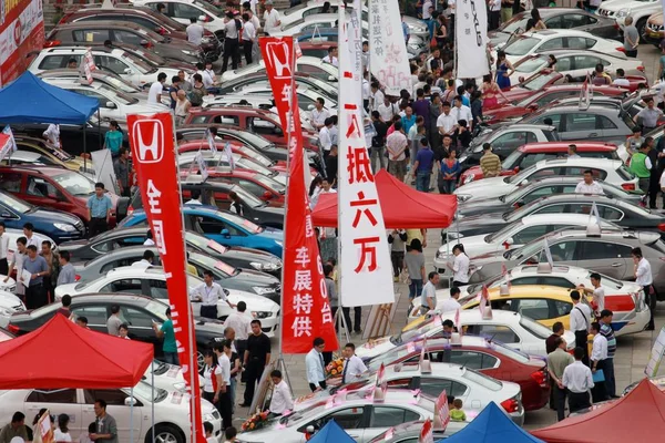 Los Visitantes Chinos Miran Los Coches Durante Una Exposición Automóviles — Foto de Stock