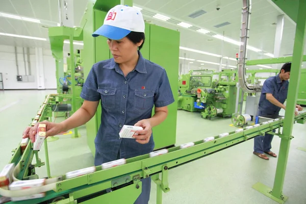Trabajadores Chinos Ponen Cajas Cigarrillos Hongtashan Línea Producción Planta Hainan —  Fotos de Stock