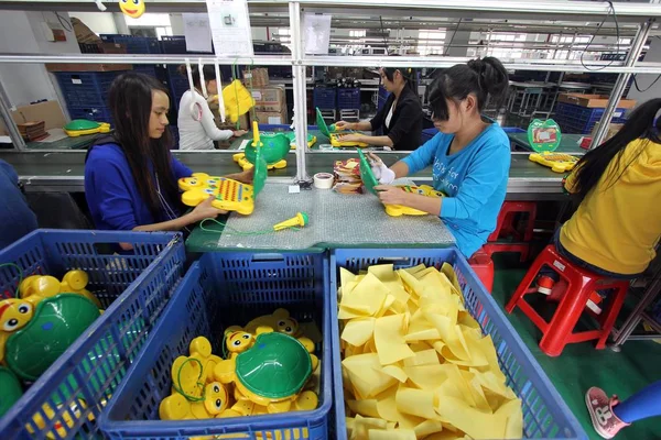 Жінки Китайські Робітники Роблять Іграшки Виробничій Лінії Фабриці Іграшок Jinjiang — стокове фото