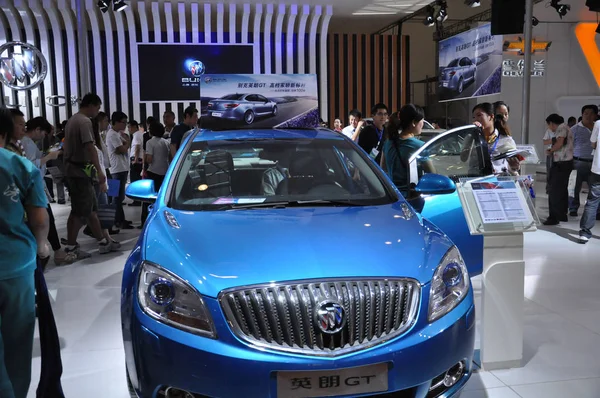 Kínai Látogatók Nézd Meg Buick Excelle Shanghai Közös Vállalat Közötti — Stock Fotó