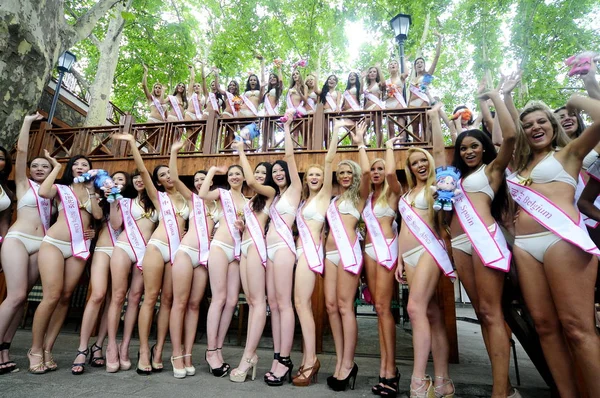 Soutěžící Světové Soutěže Miss Ecotourismus 2012 Vlna Během Návštěvy Mauzoleu — Stock fotografie