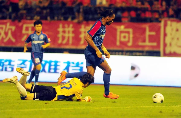 Didier Drogba Shanghai Shenhua Right Breaks Goalkeeper Geng Xiaofeng Shandong — 图库照片