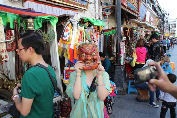 Tourists Select Souvenirs Barkhor Street Lhasa City Tibet China June — Stock Photo, Image