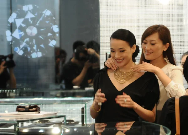 スタッフは 戻って 役立ちます 2012 上海で デビアス ジュエリー ストアの開会式でネックレスを着用するスー 台湾の女優 — ストック写真