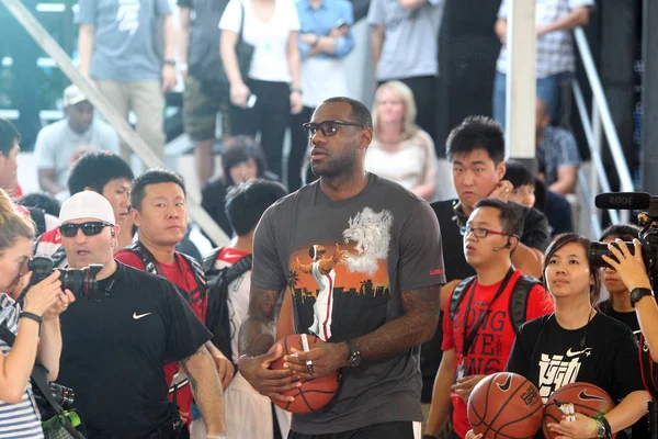 Nba Csillag Miami Heat Lebron James Tartja Labdát Alatt Kína — Stock Fotó