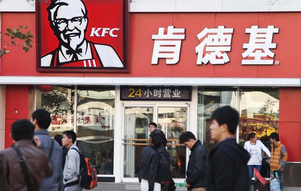 2012年11月5日 在中国中部河南省郑州市 行人走过一家 Kfc 快餐餐厅 — 图库照片