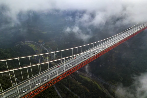 Biler Kjører Sakte Aizhai Broen Hengebro Baotou Maoming Motorvei Kinas – stockfoto