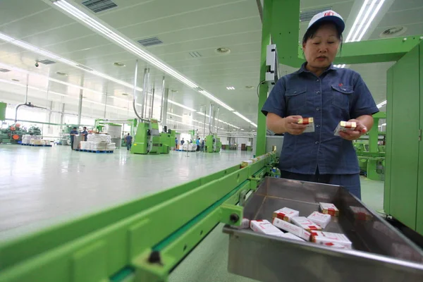 Trabajador Chino Pone Cajas Cigarrillos Hongtashan Línea Producción Planta Hainan — Foto de Stock