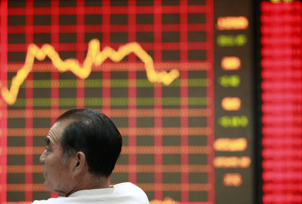 中国の投資家は Huaibei 東中国安徽州 2012 月21日に株式仲買の家で株式の価格を見て 価格上昇のための赤 価格下落のためのグリーン — ストック写真