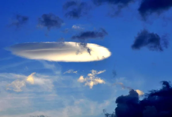 Ett Moln Form Ett Ufo Ses Rörliga Himlen Yanbian Koreanska — Stockfoto