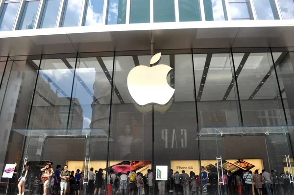 Клиенты Толпы Apple Store Нанкин Роуд Торговой Улице Шанхае Китай — стоковое фото