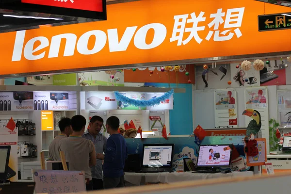 中国の顧客は 2012年10月9日 中国東部山東省青島市のモールでレノボコンピュータを購入 — ストック写真