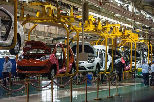 Lavoratori File Cinesi Assemblano Automobili Sulla Catena Montaggio Presso Stabilimento — Foto Stock