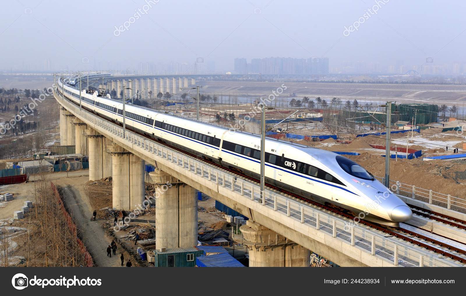 12年12月26日在中国北京郊区永定河上的大桥上行驶的一辆中国铁路高速列车 图库社论照片 C Chinaimages