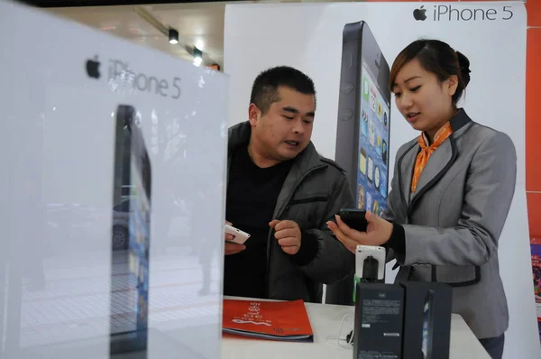 Egy Kínai Jegyző Jobb Bemutat Alma Iphone Smartphone Hoz Egy — Stock Fotó