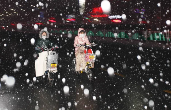 Fietsers Trotseren Zware Sneeuw Straat Weifang City East Chinas Shandong — Stockfoto