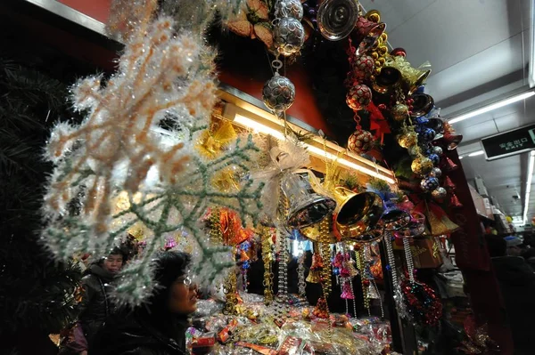 Chinese Klanten Kopen Kerstversiering Een Winkel Een Commodity Wholesalemarkt Tuin — Stockfoto